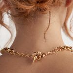 Collana UnoAerre Rolò Corta: un gioiello di lusso per un'eleganza senza tempo. (Vista 3)