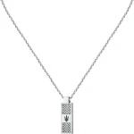 Scopri la Collana Uomo Maserati Iconic, un gioiello di lusso che incarna l'eleganza e lo stile del brand. Perfetta come idea regalo preziosa. (Vista 3)