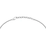 Scopri la Collana Uomo Maserati Sapphire, un gioiello di lusso che incarna l'eleganza maschile. Un'idea regalo preziosa per chi ama l'alta gioielleria. (Vista 2)