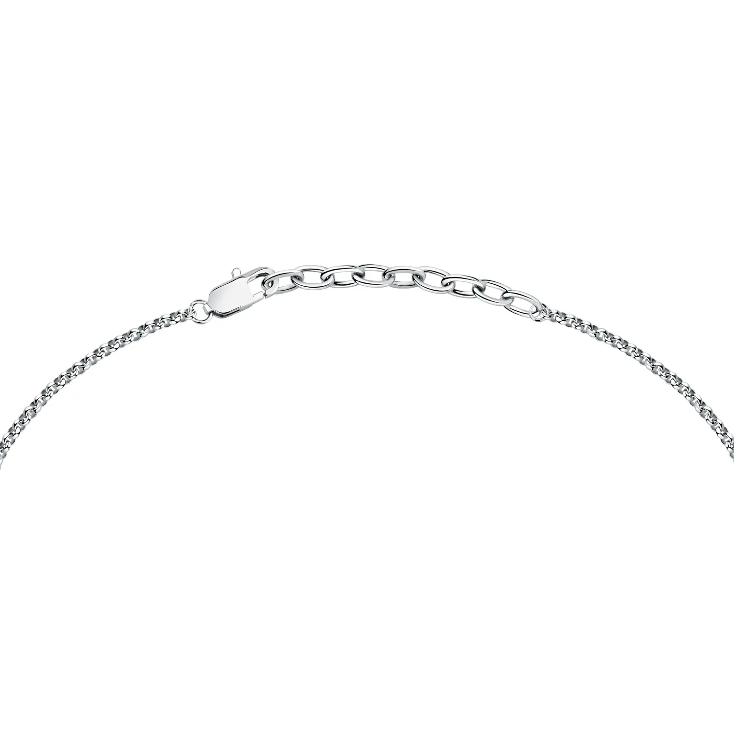 Scopri la Collana Uomo Maserati Sapphire, un gioiello di lusso che incarna l'eleganza maschile. Un'idea regalo preziosa per chi ama l'alta gioielleria. (Vista 2)