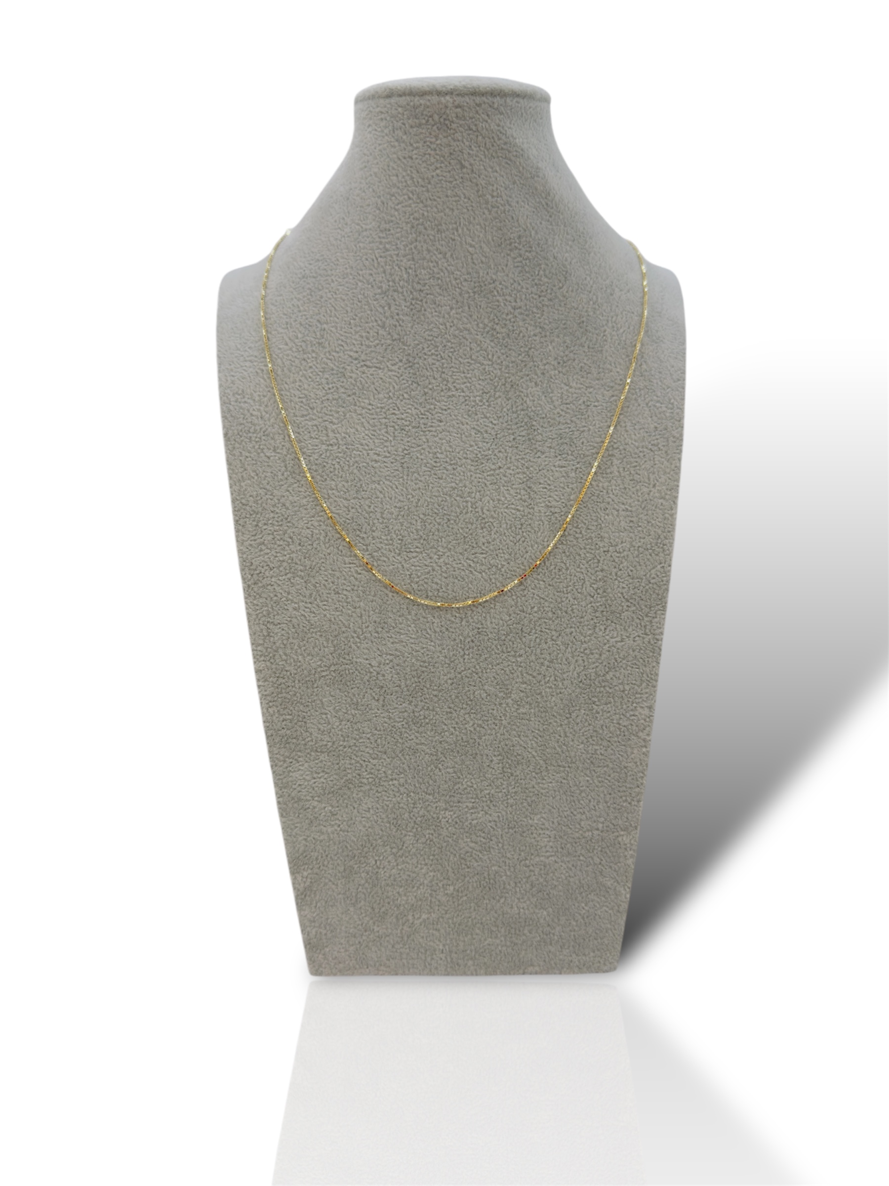 Girocollo da donna in oro 750, un gioiello di lusso perfetto per un'idea regalo preziosa.