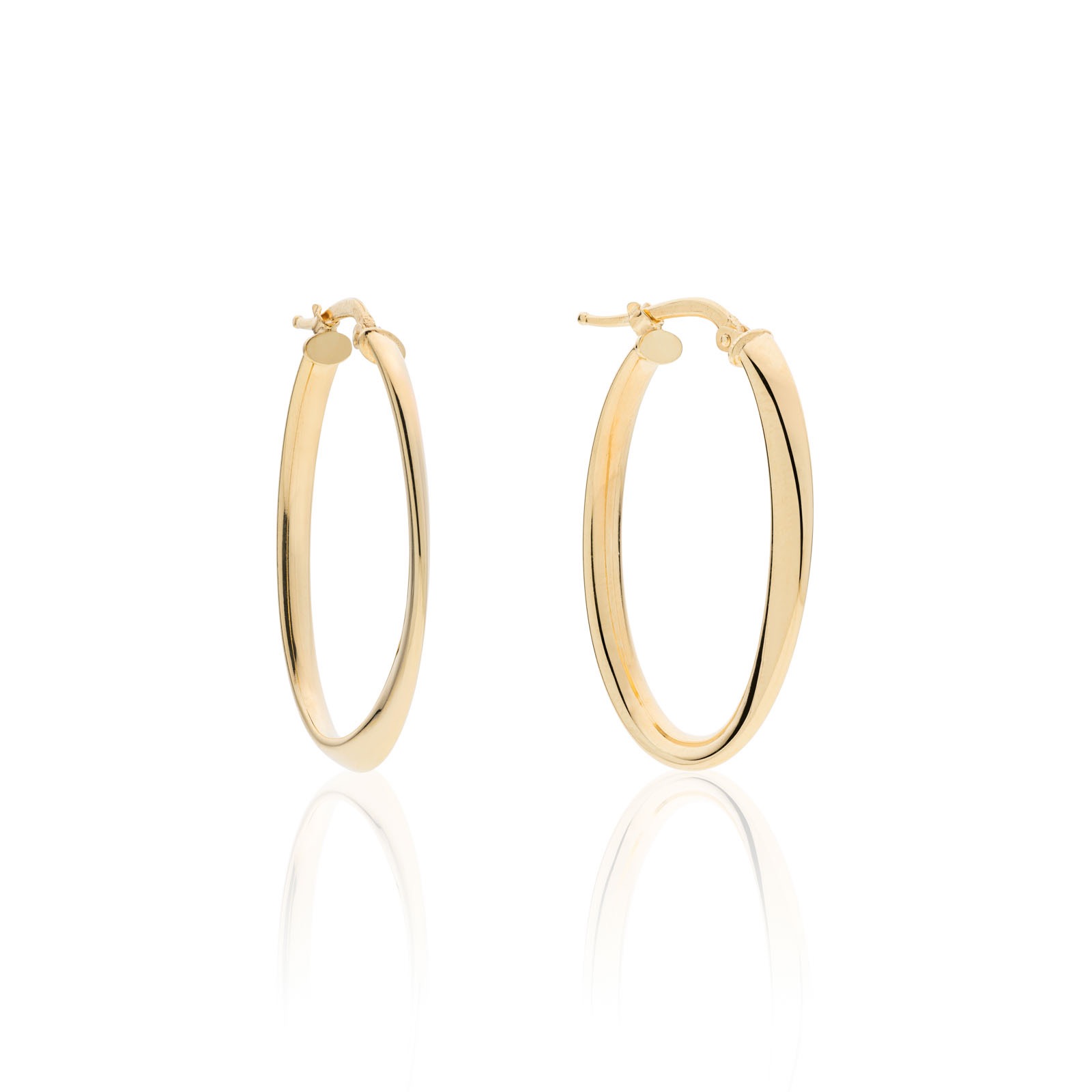 Orecchini a cerchio ovale in argento dorato UnoAerre | Gioielleria Patricia Oro Eleganti orecchini a cerchio ovale in argento dorato UnoAerre, un gioiello di lusso perfetto per ogni occasione.