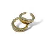 Eleganti orecchini a cerchio in oro 750, un esempio di gioielli made in italy, perfetti per un tocco di lusso. (Vista 2)