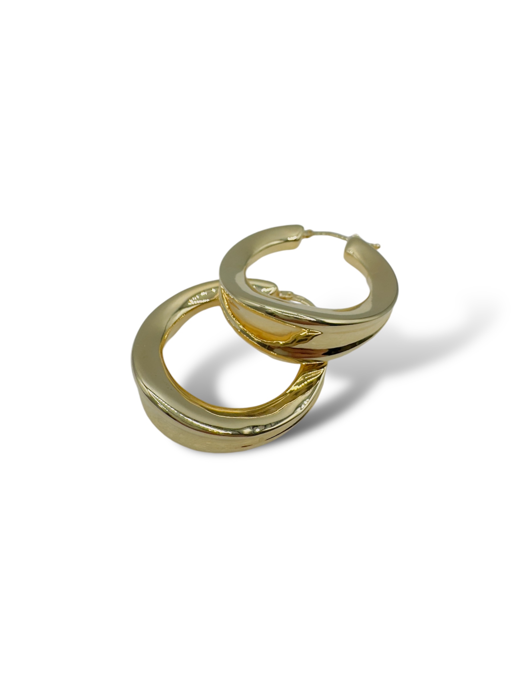 Eleganti orecchini a cerchio in oro 750, un esempio di gioielli made in italy, perfetti per un tocco di lusso. (Vista 2)