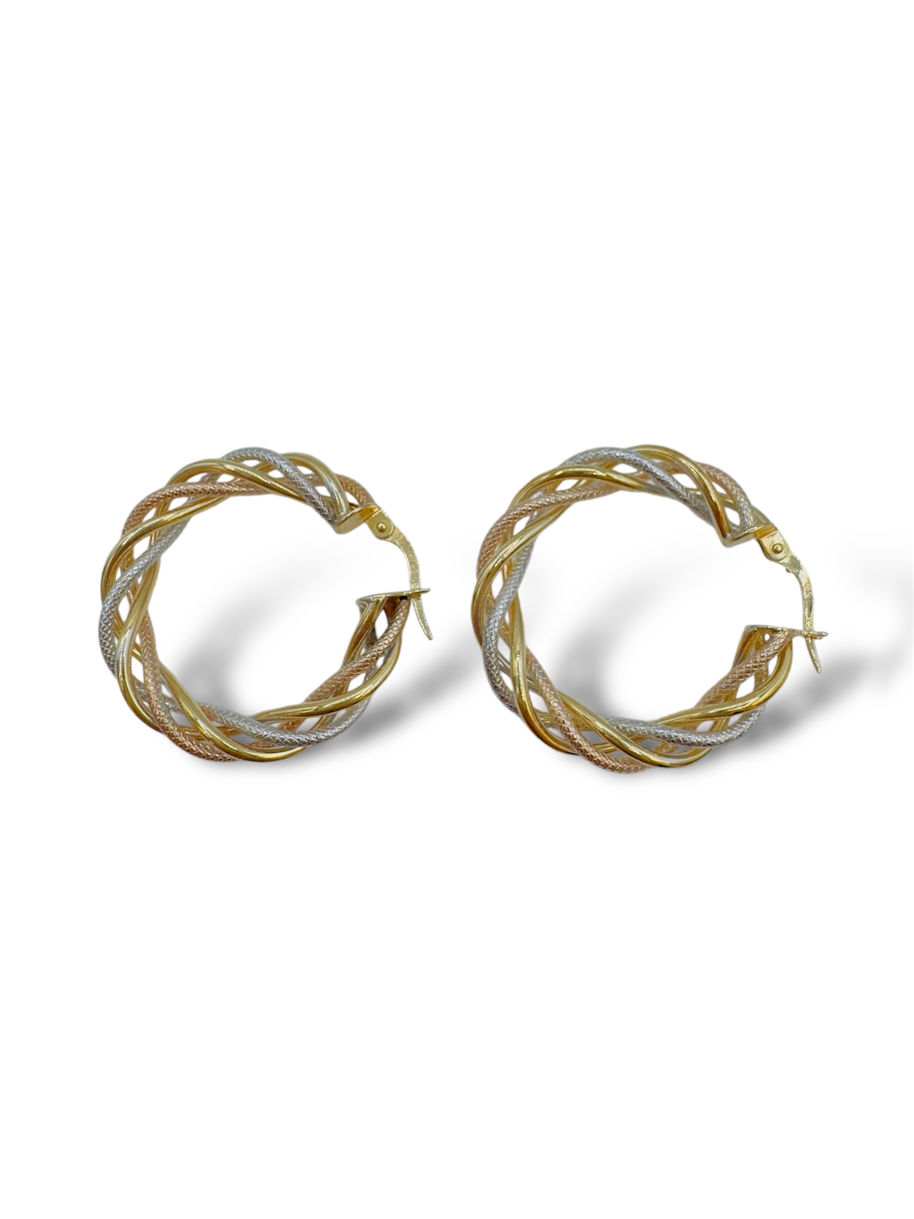 Orecchini a cerchio in oro 750, gioielli made in italy di alta gioielleria, un accessorio elegante e senza tempo.