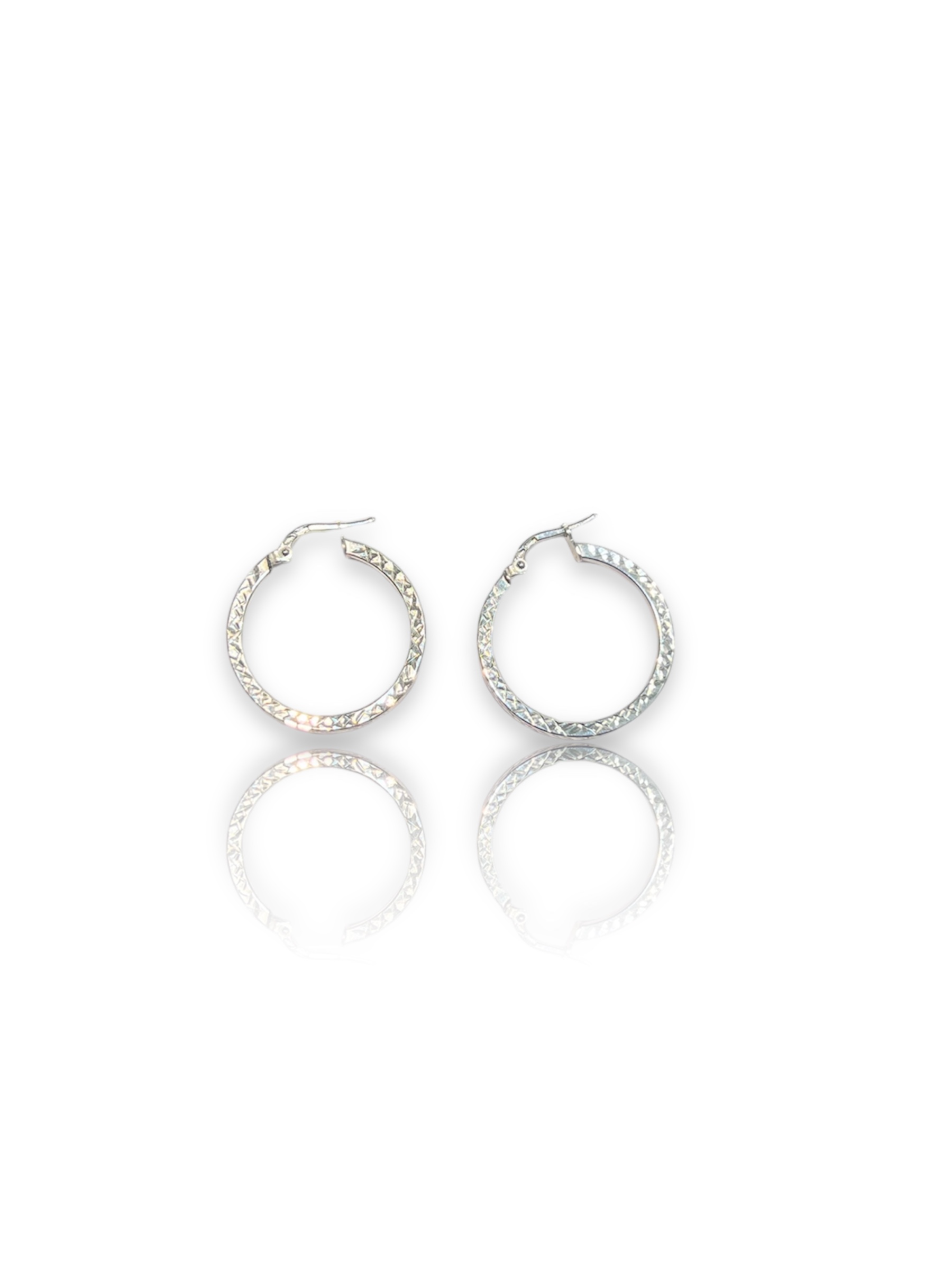 Splendidi orecchini a cerchio in oro bianco 750, un gioiello di lusso perfetto per un'occasione speciale.