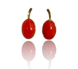 Splendidi orecchini in corallo e oro 750, un esempio di gioielli di lusso per un regalo prezioso.