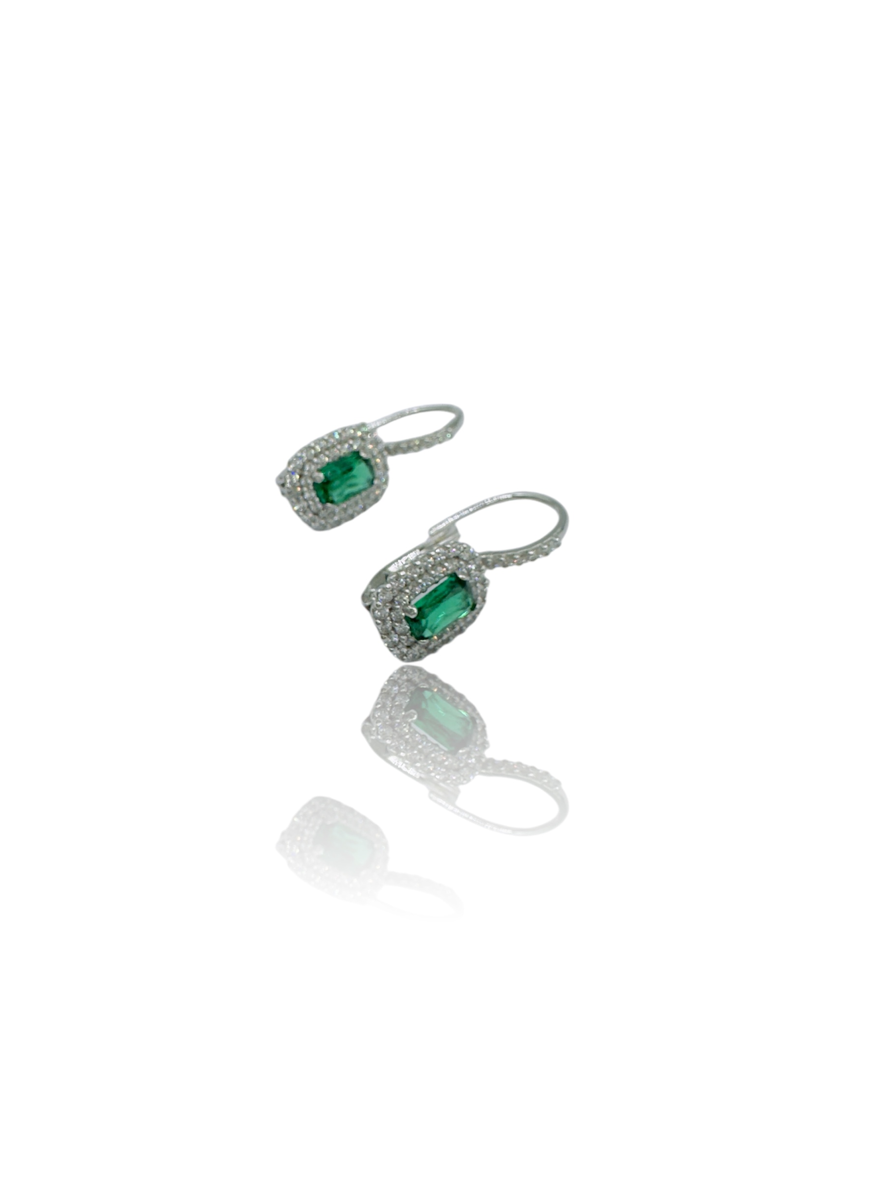 Eleganti orecchini da donna in oro 750 con zirconi, un gioiello di lusso perfetto per un'idea regalo preziosa. (Vista 2)
