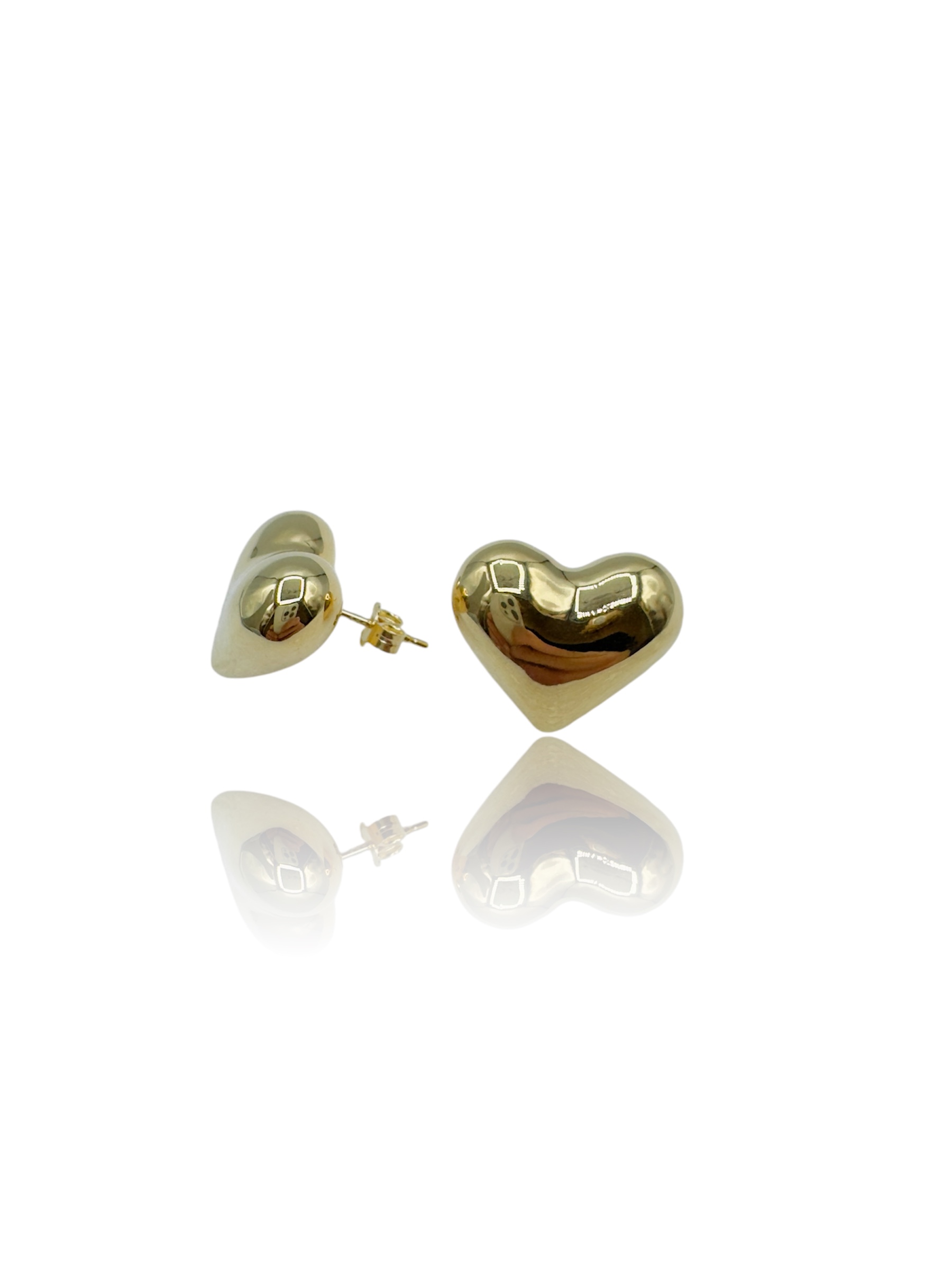 Splendidi orecchini in oro a forma di cuore, un gioiello di lusso perfetto per un regalo prezioso. (Vista 2)