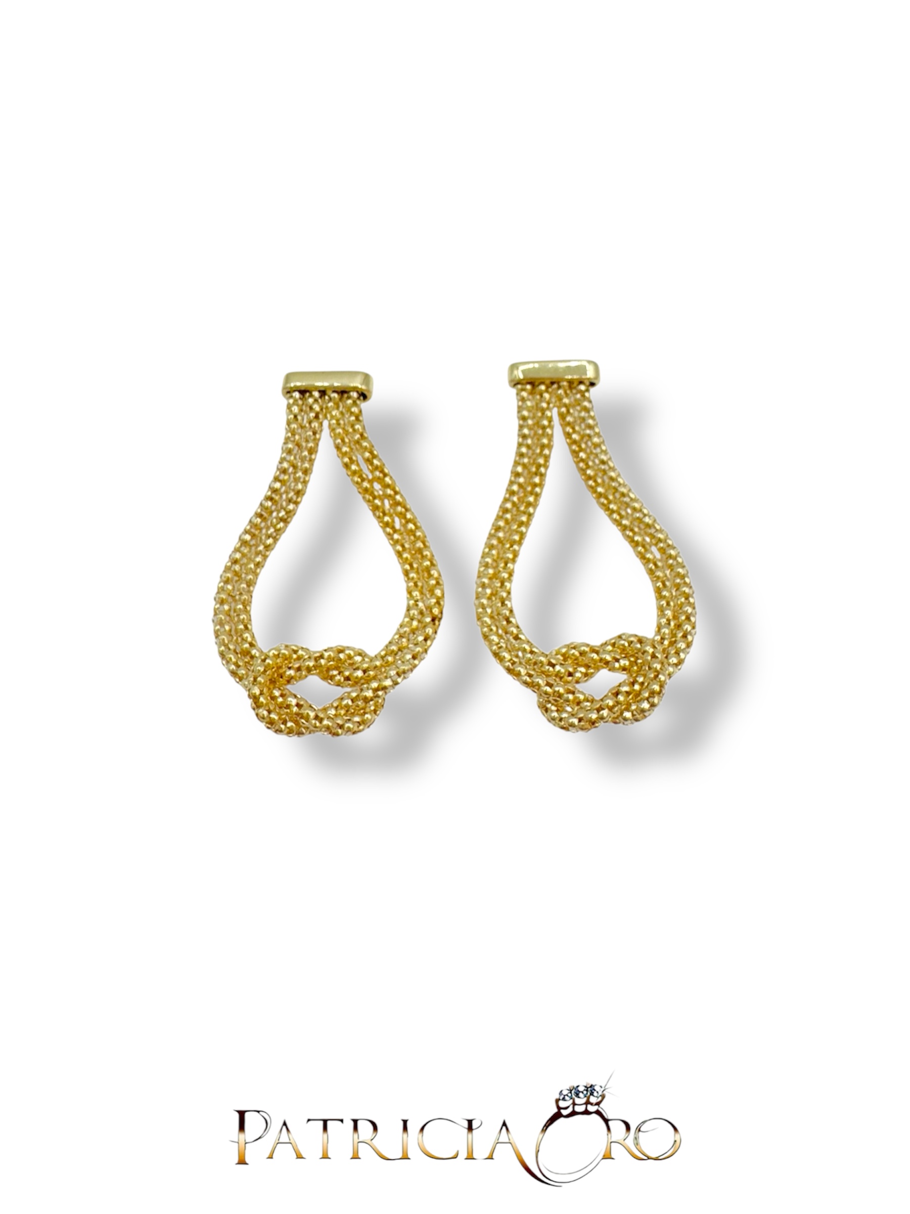 Eleganti orecchini pendenti in oro 18k, un gioiello di lusso perfetto per ogni occasione.