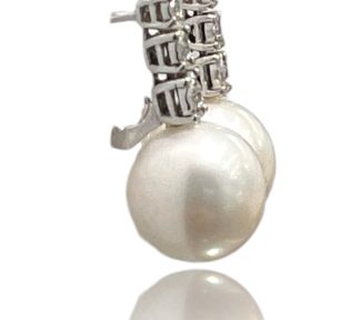 Splendidi orecchini in perle e diamanti in oro 750 di Clesi Gioielli, un'eccellenza dei gioielli di lusso, perfetti per un'idea regalo preziosa. (Vista 2)