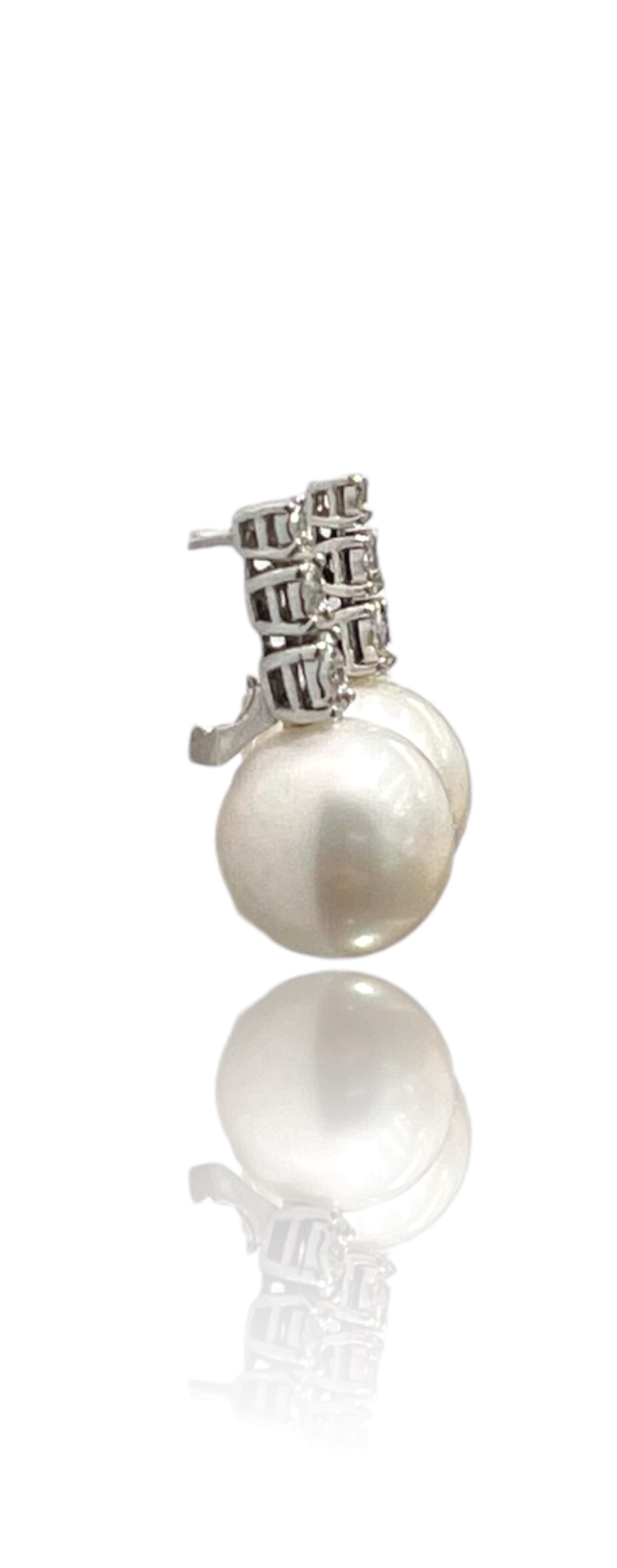 Splendidi orecchini in perle e diamanti in oro 750 di Clesi Gioielli, un'eccellenza dei gioielli di lusso, perfetti per un'idea regalo preziosa. (Vista 2)