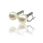 Splendidi orecchini in perle e diamanti in oro 750 di Clesi Gioielli, un'eccellenza dei gioielli di lusso, perfetti per un'idea regalo preziosa. (Vista 3)