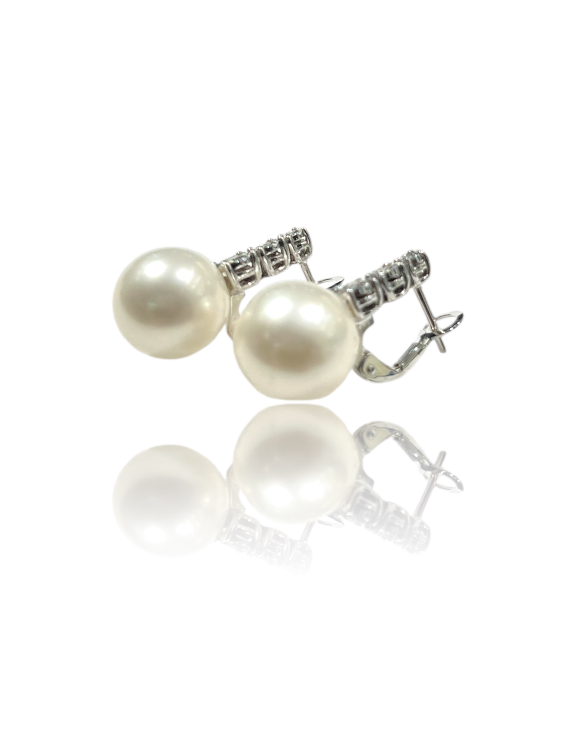 Splendidi orecchini in perle e diamanti in oro 750 di Clesi Gioielli, un'eccellenza dei gioielli di lusso, perfetti per un'idea regalo preziosa. (Vista 3)