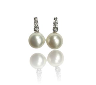 Splendidi orecchini in perle e diamanti in oro 750 di Clesi Gioielli, un'eccellenza dei gioielli di lusso, perfetti per un'idea regalo preziosa.