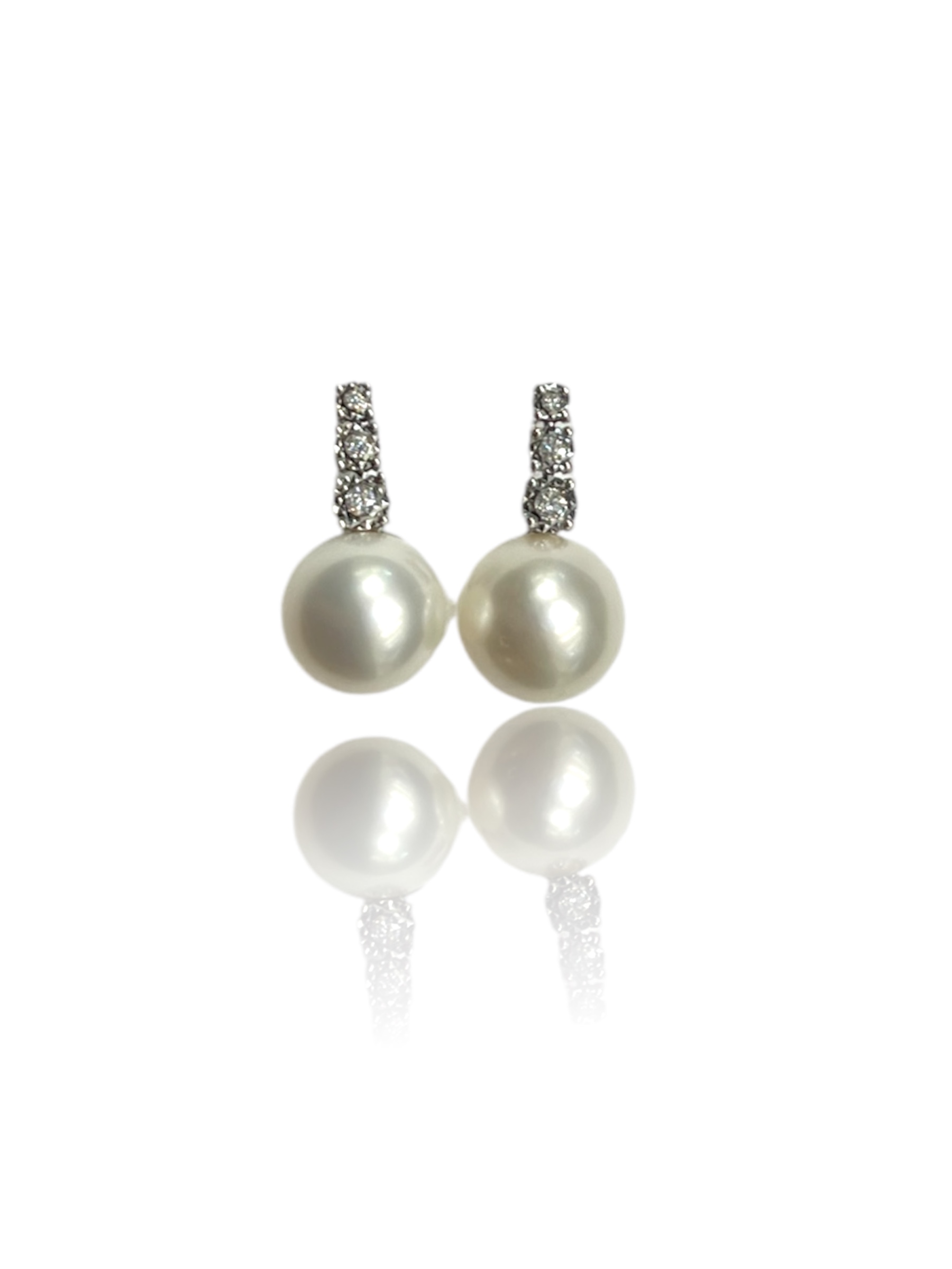 Splendidi orecchini in perle e diamanti in oro 750 di Clesi Gioielli, un'eccellenza dei gioielli di lusso, perfetti per un'idea regalo preziosa.
