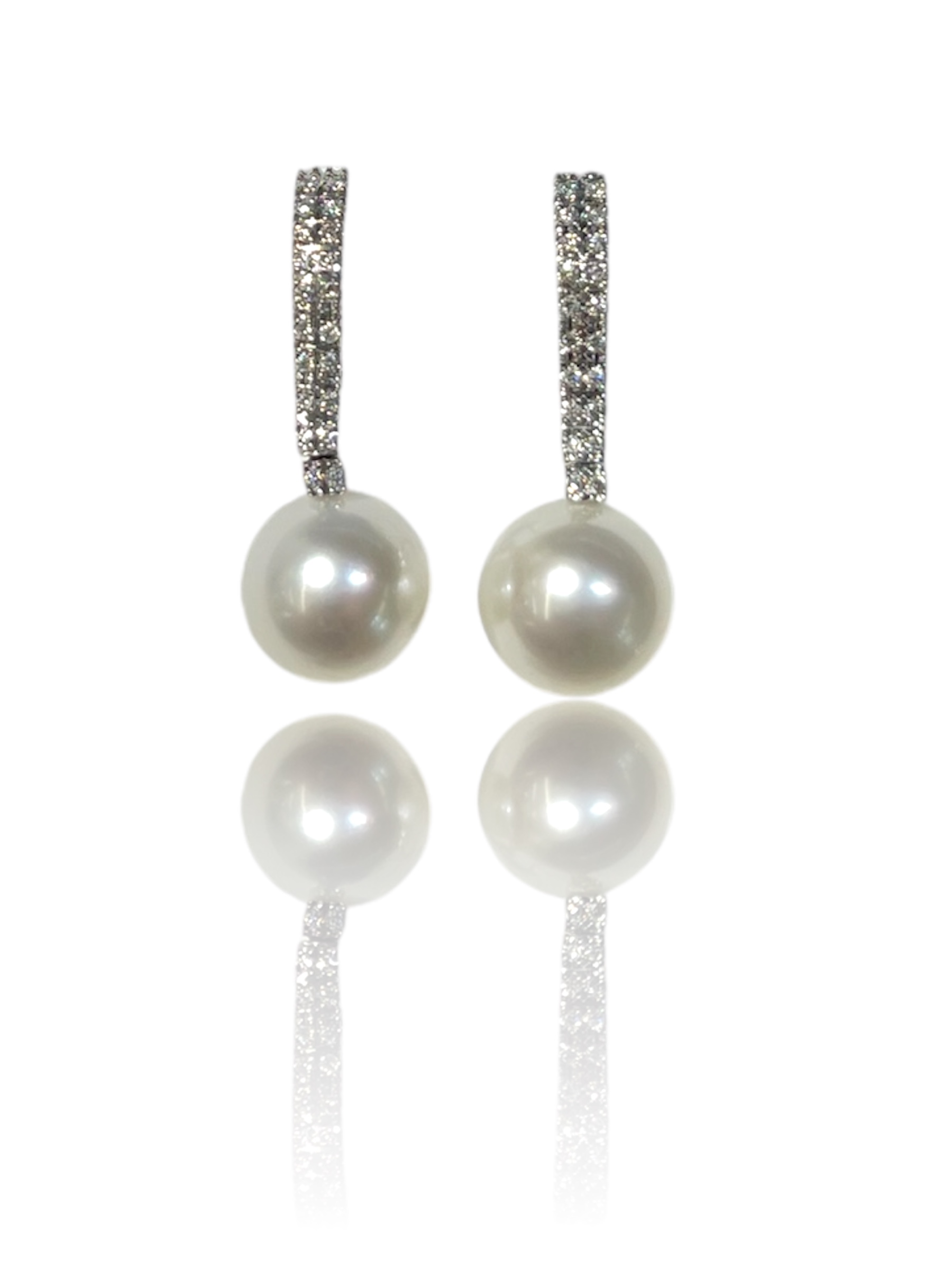 Splendidi Orecchini Perle con Diamanti in Oro 750, un capolavoro di alta gioielleria con diamanti preziosi, perfetti per un'idea regalo di lusso.