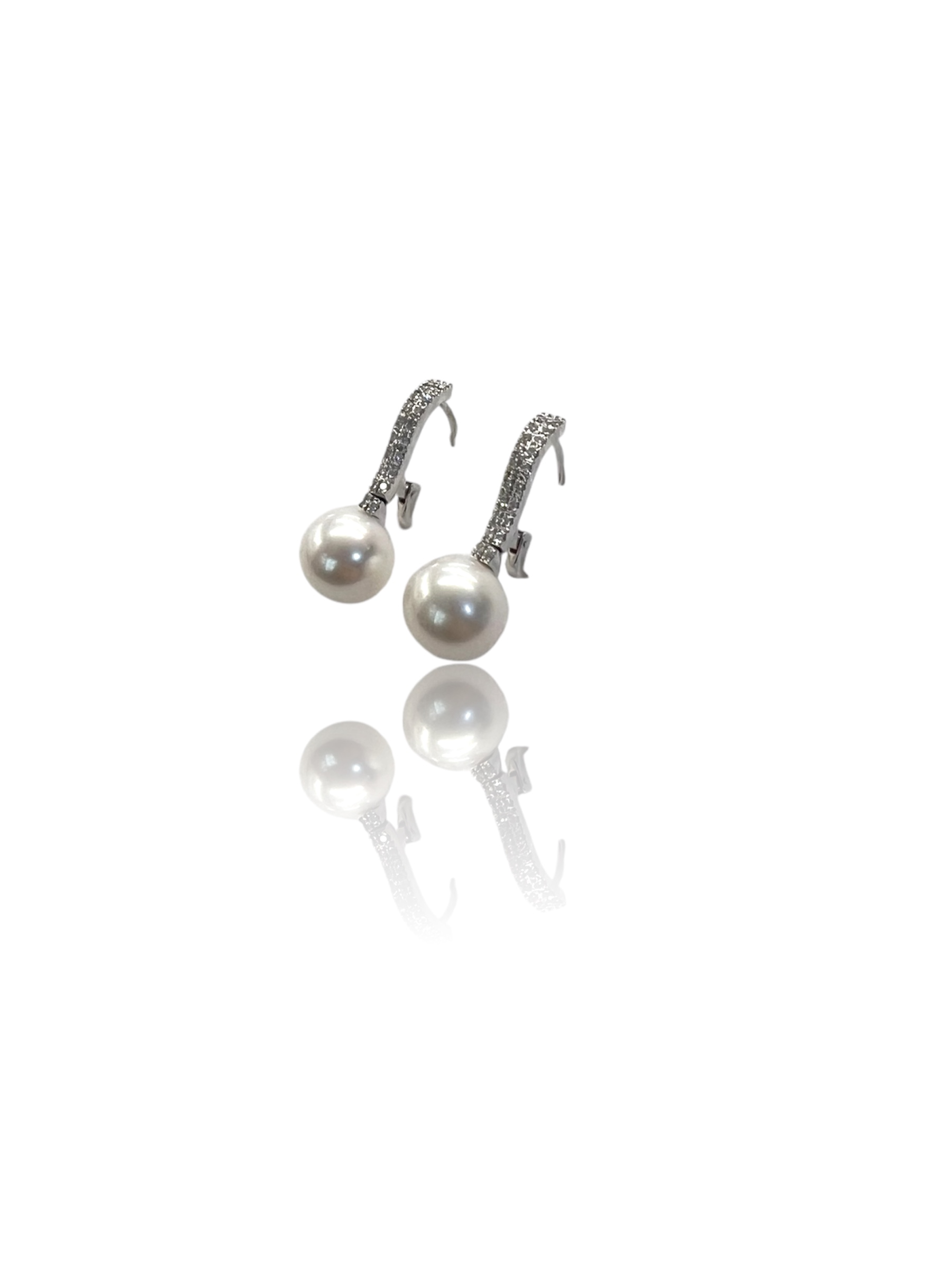 Splendidi Orecchini Perle con Diamanti in Oro 750, un capolavoro di alta gioielleria con diamanti preziosi, perfetti per un'idea regalo di lusso. (Vista 2)