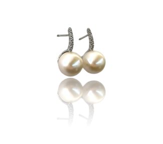 Splendidi orecchini in oro con perle e diamanti, un gioiello di lusso perfetto per un'occasione speciale. (Vista 2)