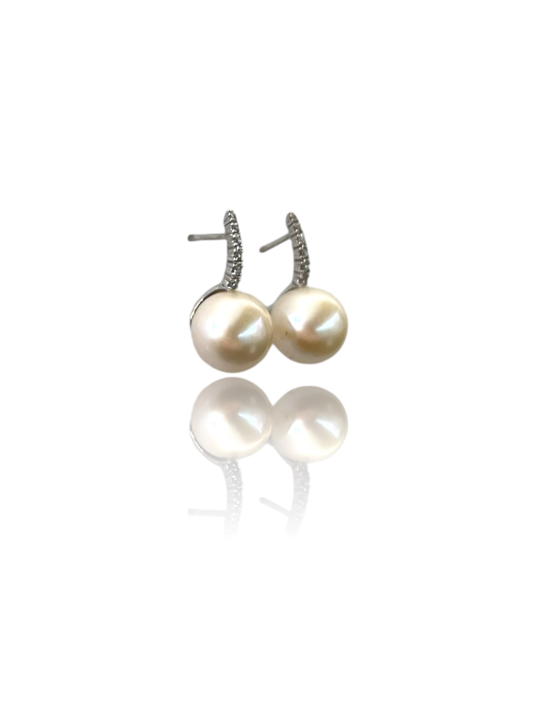 Splendidi orecchini in oro con perle e diamanti, un gioiello di lusso perfetto per un'occasione speciale. (Vista 2)