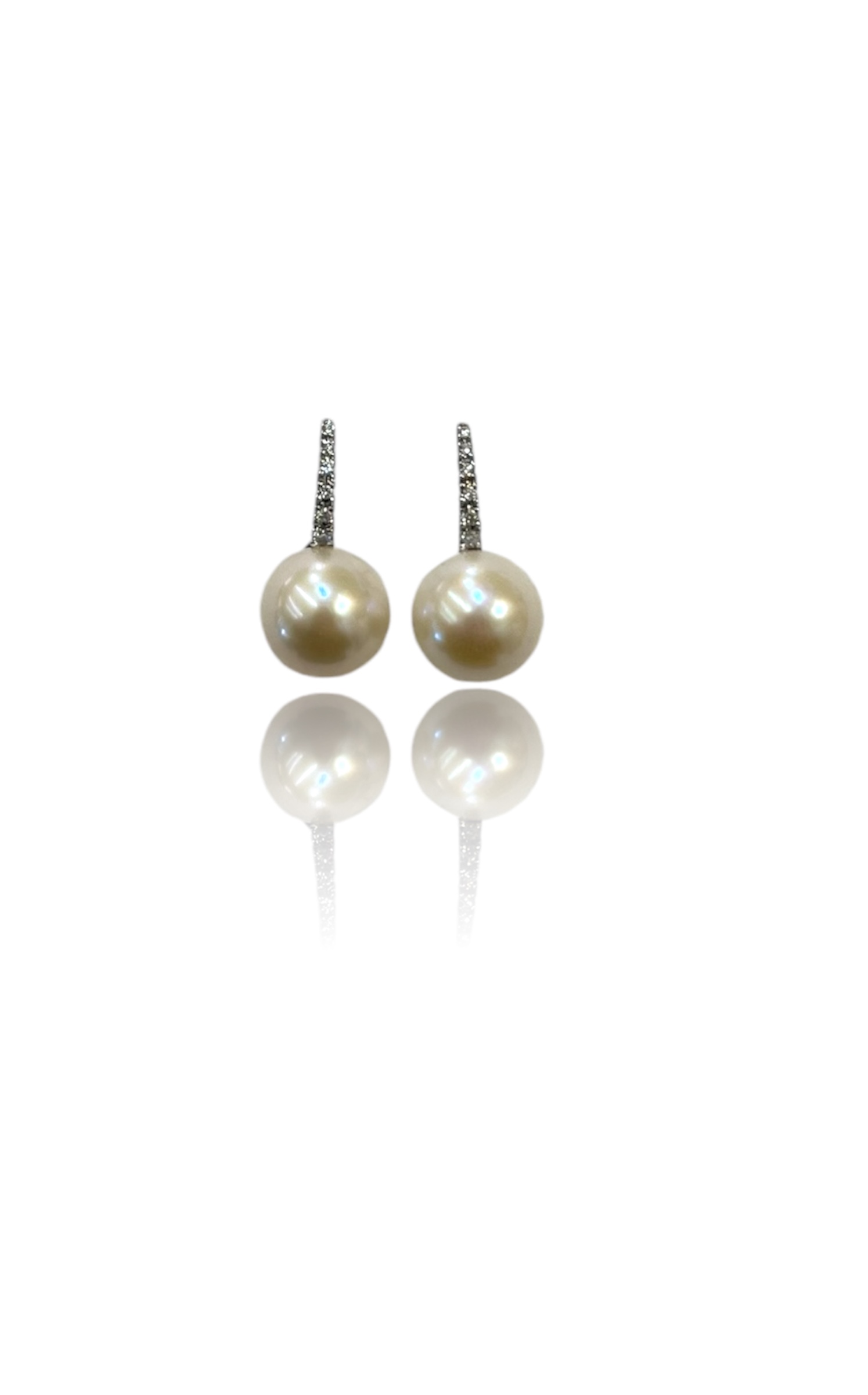 Splendidi orecchini in oro con perle e diamanti, un gioiello di lusso perfetto per un'occasione speciale.