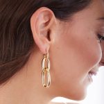 Splendidi orecchini UnoAerre dorati, un esempio di gioielli di lusso per un'eleganza senza tempo. (Vista 2)