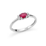 L'Anello Miluna con Rubino e Diamanti, un gioiello di lusso che incarna l'eleganza. Scopri la bellezza dei gioielli diamanti.