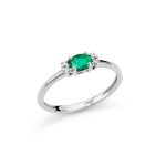 L'anello Miluna con smeraldo e diamanti, un gioiello smeraldo di alta gioielleria, perfetto per un'idea regalo preziosa.