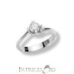 L'Anello Miluna Solitario con diamante da 0.50ct in oro bianco 18kt: un gioiello di lusso, perfetto per chi cerca un'idea regalo preziosa tra i gioielli diamanti.