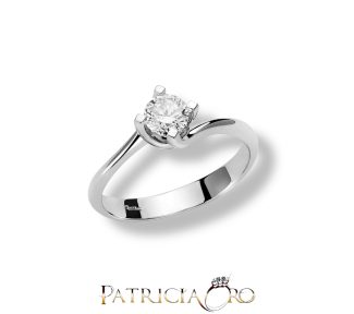 L'Anello Miluna Solitario con diamante da 0.50ct in oro bianco 18kt: un gioiello di lusso, perfetto per chi cerca un'idea regalo preziosa tra i gioielli diamanti.