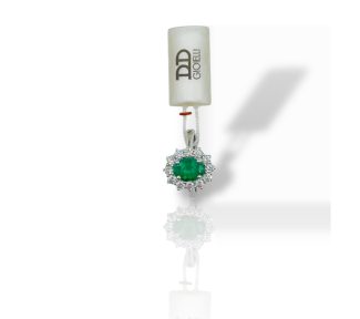 L'anello Smeraldo e Diamanti in Oro Bianco di Davite&Delucchi, un capolavoro di alta gioielleria con smeraldo prezioso. (Vista 2)