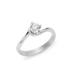 L'Anello Solitario Miluna in oro bianco 18kt con diamante da 0.40ct: un gioiello di alta gioielleria, perfetto per un'idea regalo preziosa. Scopri la bellezza dei gioielli diamanti.