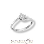 L'Anello Solitario Riflesso Miluna con diamante da 0.05ct in oro bianco 18kt: un gioiello di diamanti prezioso, perfetto per celebrare un momento speciale.