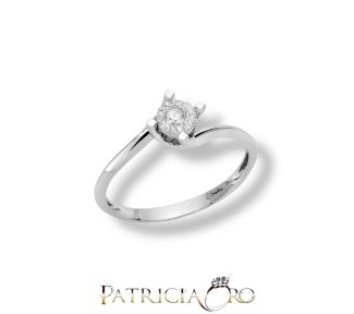 L'Anello Solitario Riflesso Miluna con diamante da 0.05ct in oro bianco 18kt: un gioiello di diamanti prezioso, perfetto per celebrare un momento speciale.