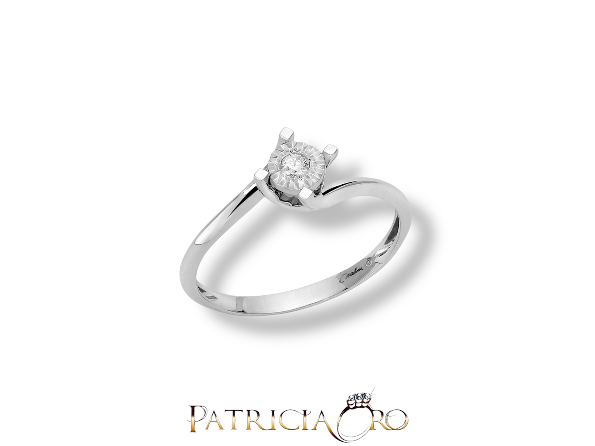 L'Anello Solitario Riflesso Miluna con diamante da 0.05ct in oro bianco 18kt: un gioiello di diamanti prezioso, perfetto per celebrare un momento speciale.