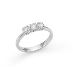 L'Anello Trilogy Miluna in oro bianco e diamanti: un gioiello di lusso, perfetto per chi cerca l'eleganza senza tempo. Scopri la bellezza dei gioielli diamanti.