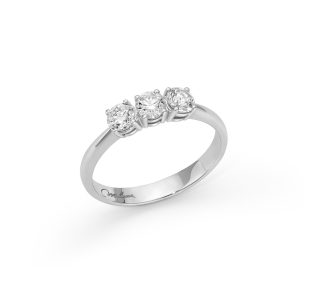 L'Anello Trilogy Miluna in oro bianco e diamanti: un gioiello di lusso, perfetto per chi cerca l'eleganza senza tempo. Scopri la bellezza dei gioielli diamanti.