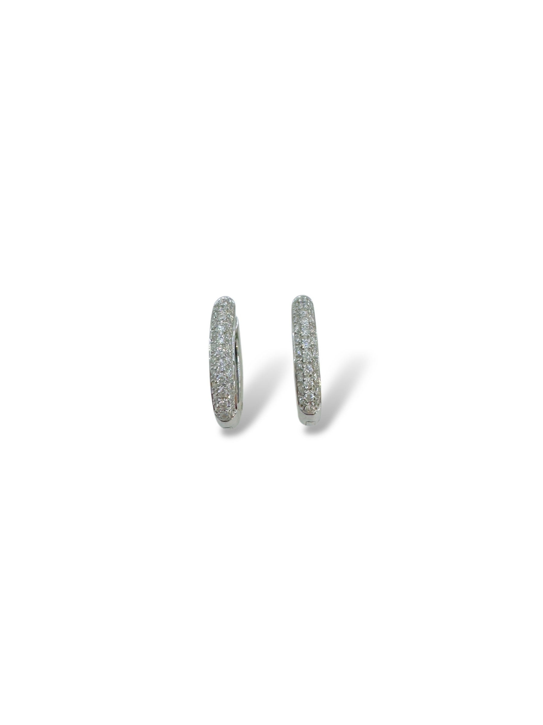 Splendidi cerchi in diamanti e oro 750 Davite&Delucchi, un'eccellenza di gioielli diamanti per un'eleganza senza tempo.