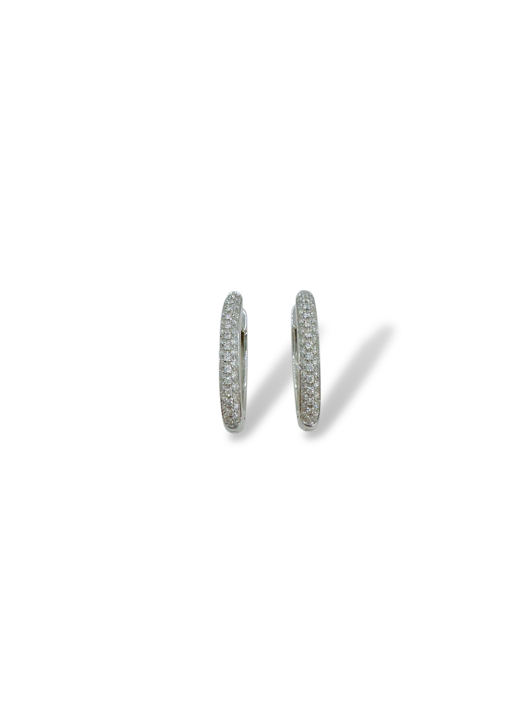 Splendidi cerchi in diamanti in oro bianco Davite&Delucchi, un'eccellenza di gioielli diamanti per un'eleganza senza tempo.
