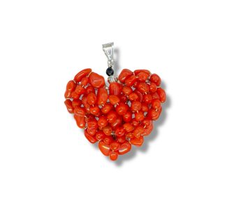 Splendido ciondolo a forma di cuore in corallo, un gioiello made in italy di Patricia Oro Creations, perfetto come idea regalo preziosa.