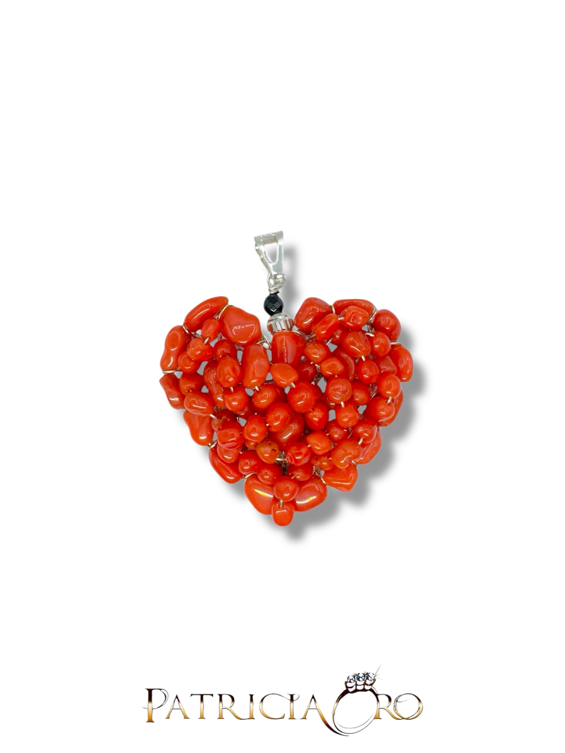 Splendido ciondolo a forma di cuore in corallo, un gioiello made in italy di Patricia Oro Creations, perfetto come idea regalo preziosa.