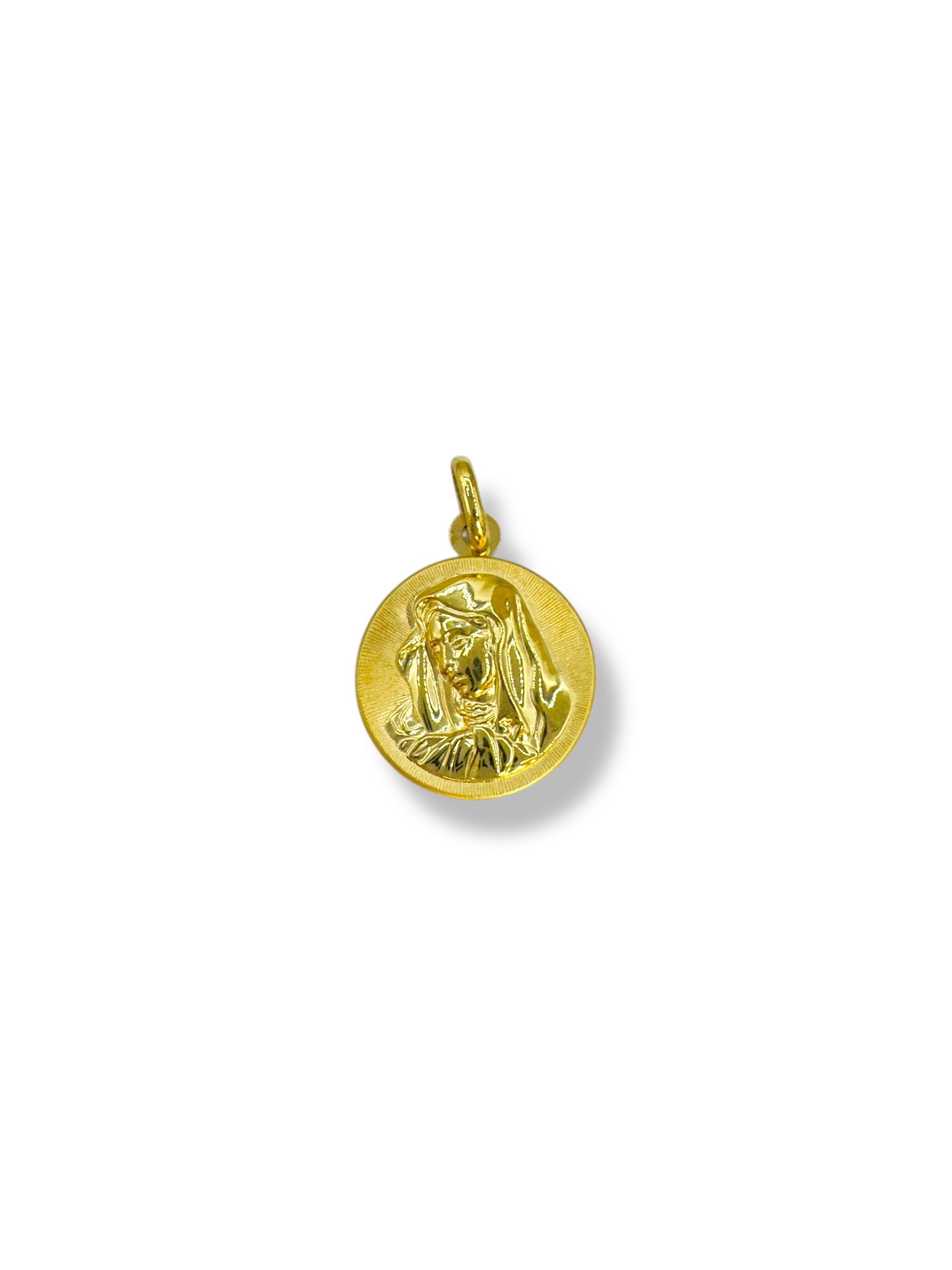 Ciondolo Madonna in Oro Giallo 18k | Gioielleria Patricia Oro Splendido Ciondolo Madonna in Oro Giallo, un gioiello di lusso perfetto per un regalo prezioso.