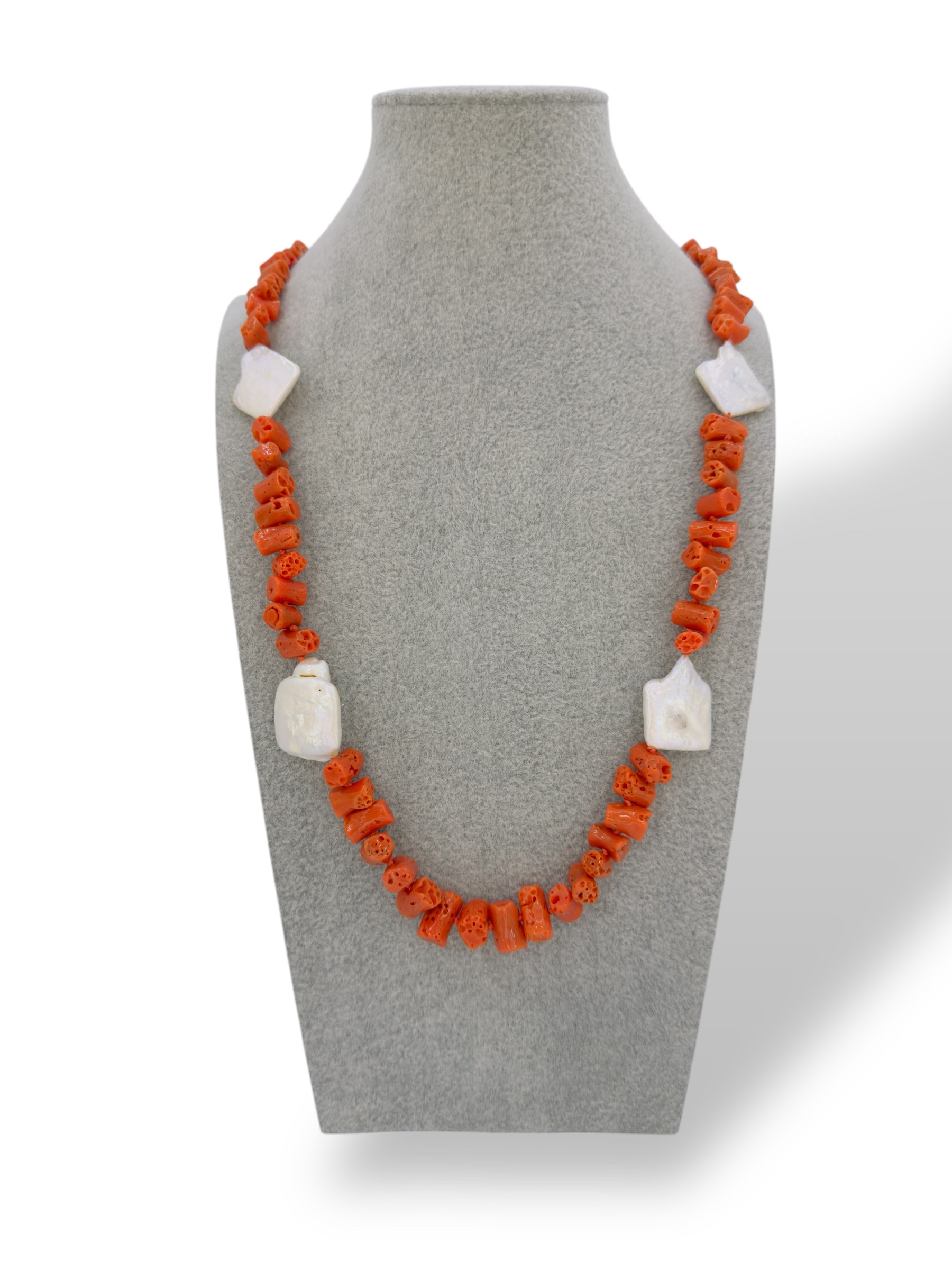 Splendida collana di corallo e perle piatte, un capolavoro di gioielli made in italy, perfetto per un'occasione speciale.