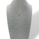 Splendida Collana Croce di Rubino con Diamanti in Oro 750 Davite&Delucchi: un capolavoro di alta gioielleria, perfetto per chi ama i gioielli diamanti.