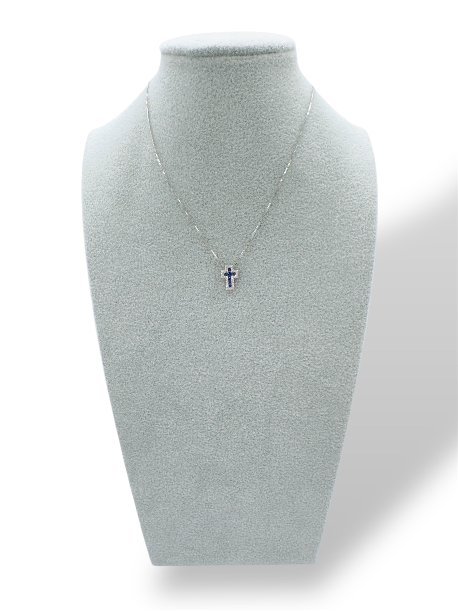 Splendida Collana Croce Davite & Delucchi con zaffiri e diamanti, un gioiello di lusso per un'eleganza senza tempo.