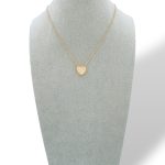 La Collana Cuore di Diamanti in Oro 750, un capolavoro di alta gioielleria, incarna l'eleganza e la passione. Un gioiello perfetto per chi cerca un'idea regalo preziosa. (Vista 2)