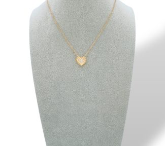 La Collana Cuore di Diamanti in Oro 750, un capolavoro di alta gioielleria, incarna l'eleganza e la passione. Un gioiello perfetto per chi cerca un'idea regalo preziosa. (Vista 2)