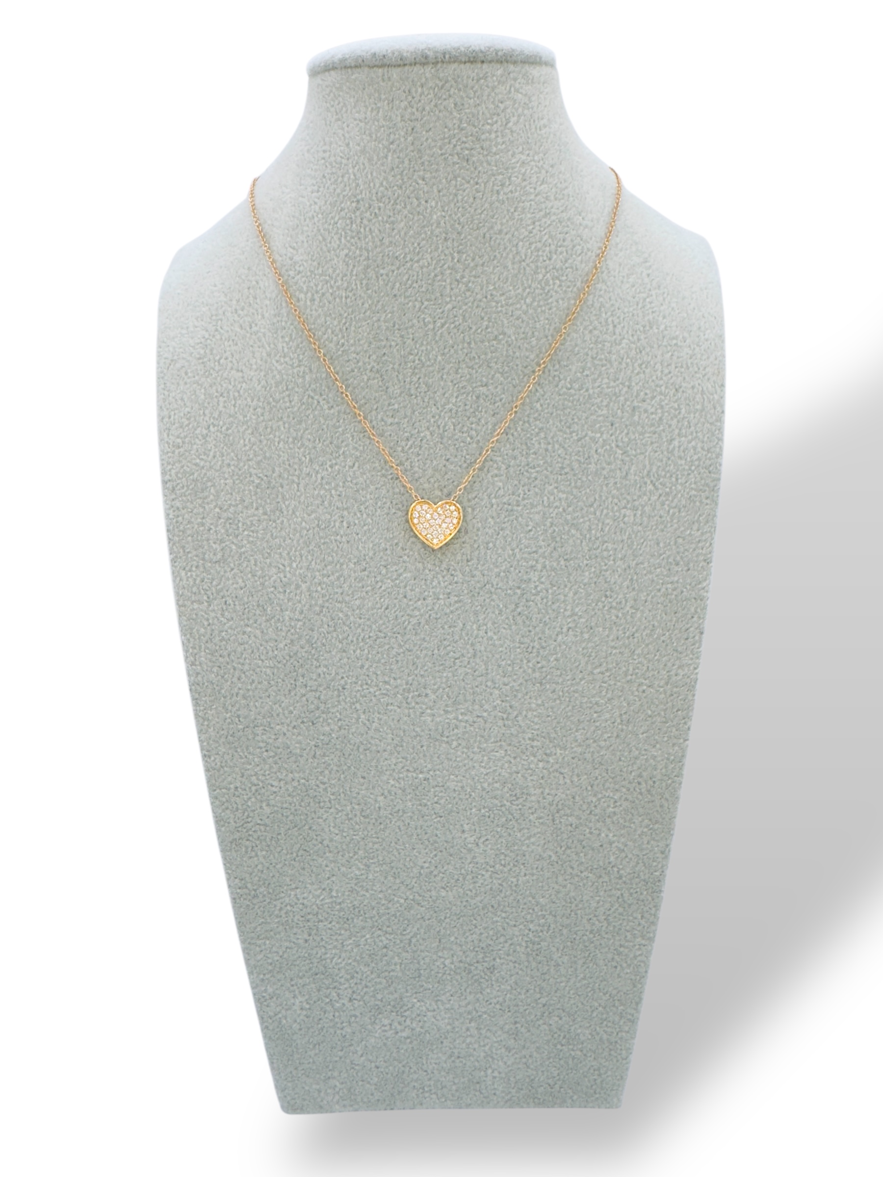 La Collana Cuore di Diamanti in Oro 750, un capolavoro di alta gioielleria, incarna l'eleganza e la passione. Un gioiello perfetto per chi cerca un'idea regalo preziosa. (Vista 2)