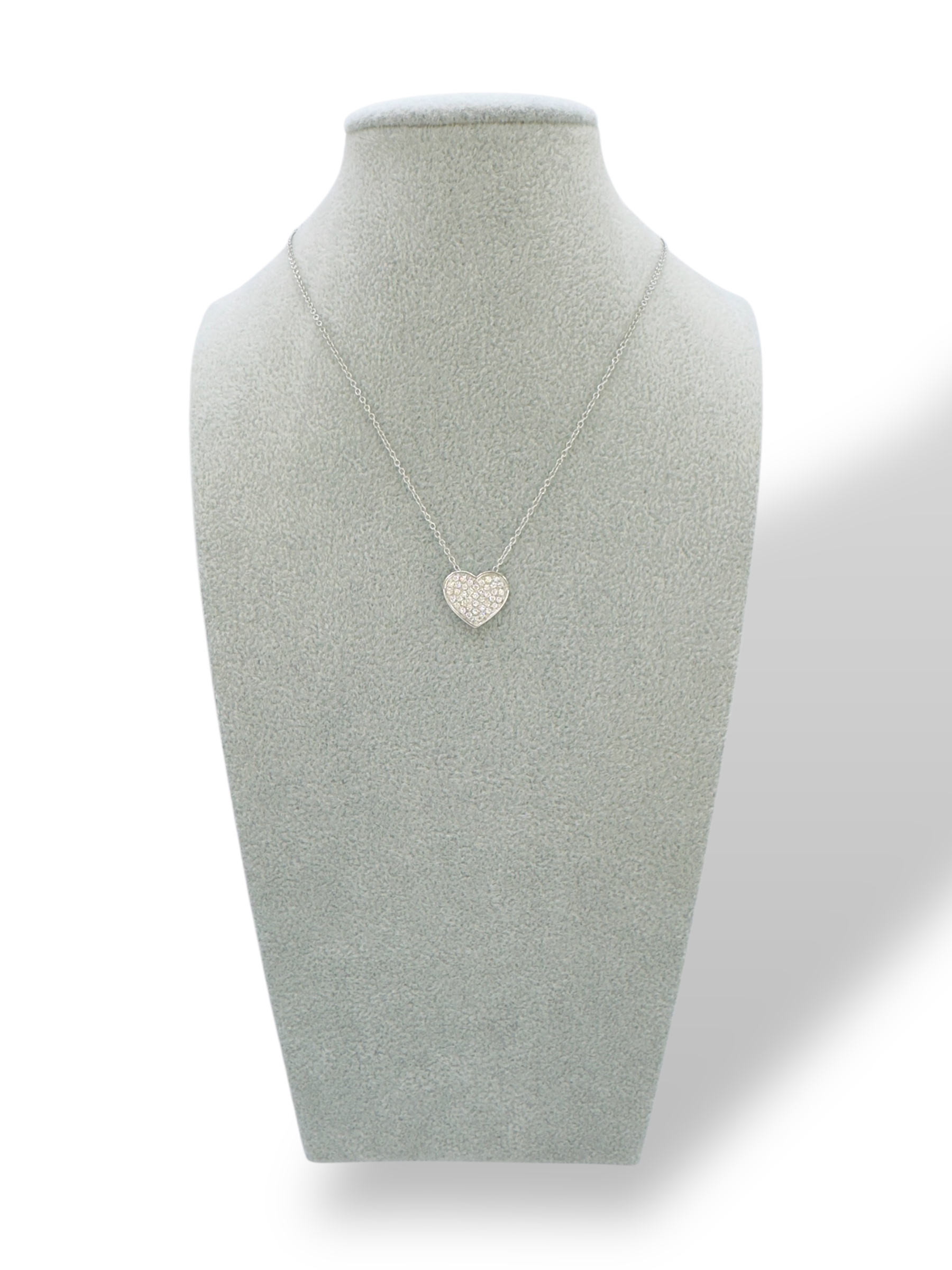 La Collana Cuore di Diamanti in Oro 750 Davite&Delucchi, un capolavoro di alta gioielleria, perfetto per un regalo prezioso. Scopri i nostri gioielli diamanti. (Vista 2)