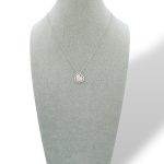 La Collana Cuore di Diamanti in Oro 750, un capolavoro di alta gioielleria, perfetto per un regalo prezioso. Scopri i nostri gioielli diamanti. (Vista 2)